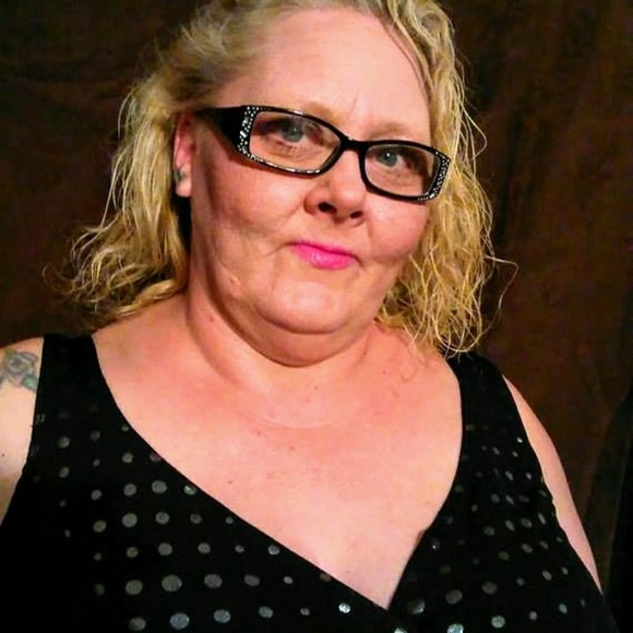 Profile Picture of Chelle Gutzmer (@popuppansies) on Poshmark