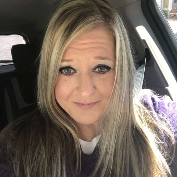 Profile Picture of Lindsay Limpert (@limpert07) on Poshmark