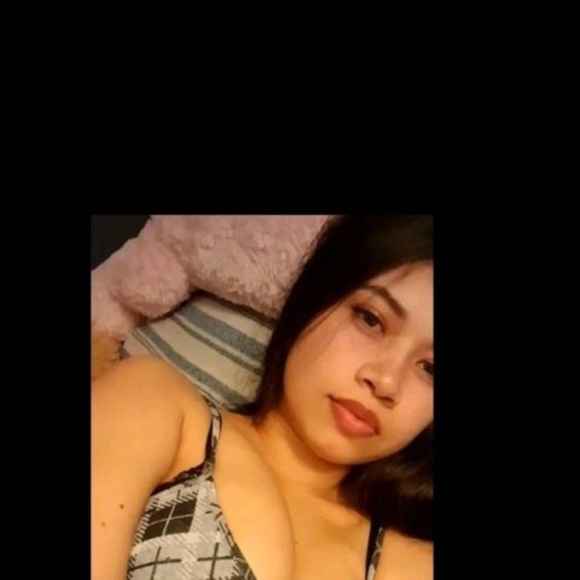 Profile Picture of Daniela Escobar (@danielaescob497) on Poshmark