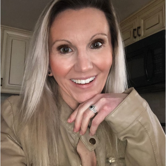 Profile Picture of Kimberly Denton (@kdenton116) on Poshmark