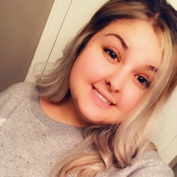 Profile Picture of Amanda Meringolo (@amandameringolo) on Poshmark