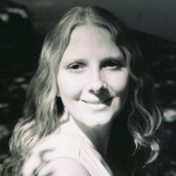 Profile Picture of Alicia Foy (@foolsweare) on Poshmark