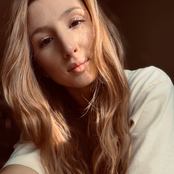 Profile Picture of Julia Forbes (@juliforb) on Poshmark
