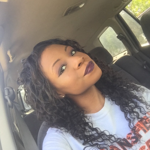 Profile Picture of Victavia Jacocks (@victaviaaa) on Poshmark