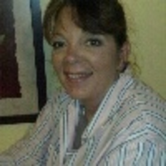 Profile Picture of Laurie Sandifer (@laurbrat01) on Poshmark