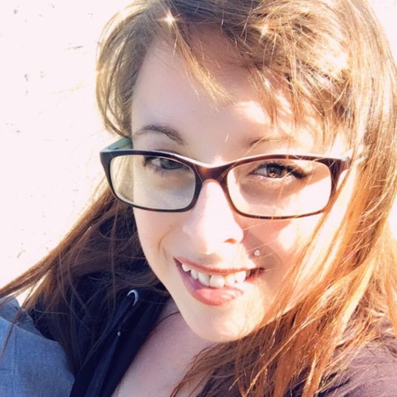 Profile Picture of Valerie Poole (@val272625) on Poshmark