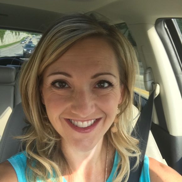 Profile Picture of Allie Hannant (@alkaha) on Poshmark