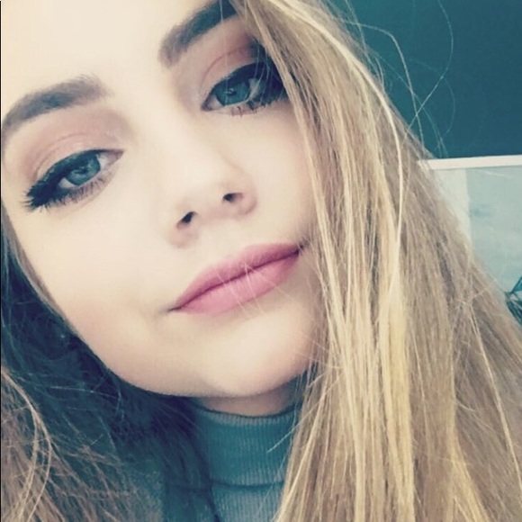 Profile Picture of Lucy Leonard (@luxyleo) on Poshmark