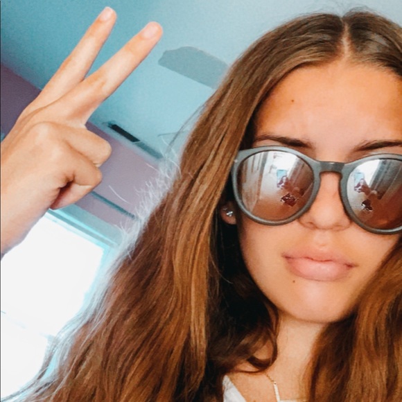 Profile Picture of Lindsey Yencha (@lindseyyencha) on Poshmark