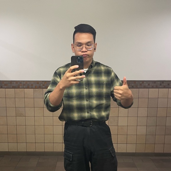 Profile Picture of Calvin Chen (@cchen2365) on Poshmark