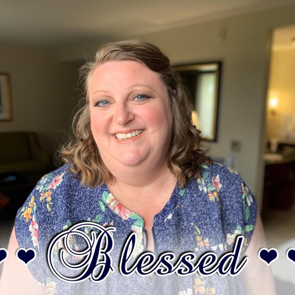 Profile Picture of Lori Carpenter (@loriroger) on Poshmark