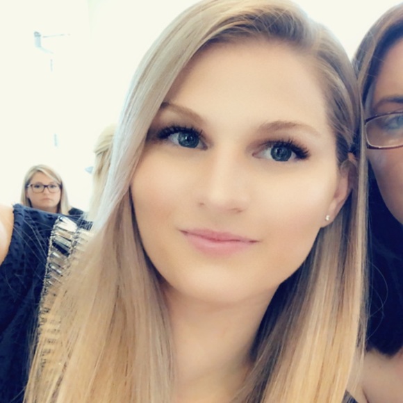 Profile Picture of Nicole Menditto (@n_menditto) on Poshmark