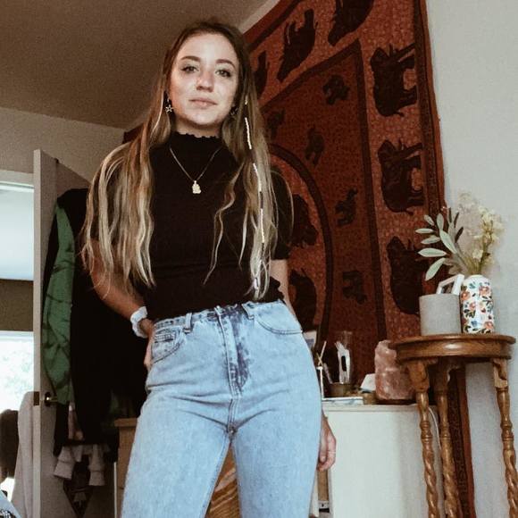 Profile Picture of Carla Stathes (@carla_stathes) on Poshmark