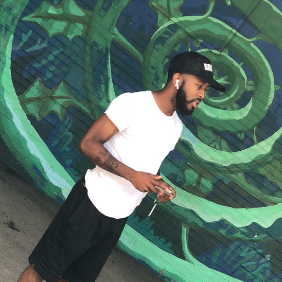 Profile Picture of Ralphele Taylor (@viewsandvibes1) on Poshmark