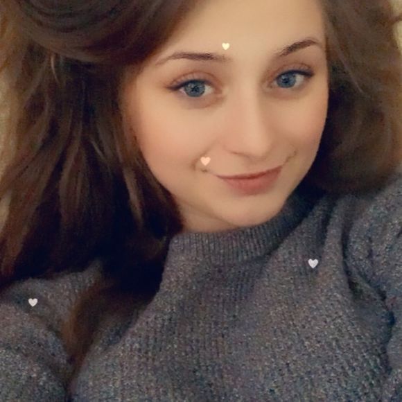 Profile Picture of Julia Emerick (@juwllllzzz) on Poshmark