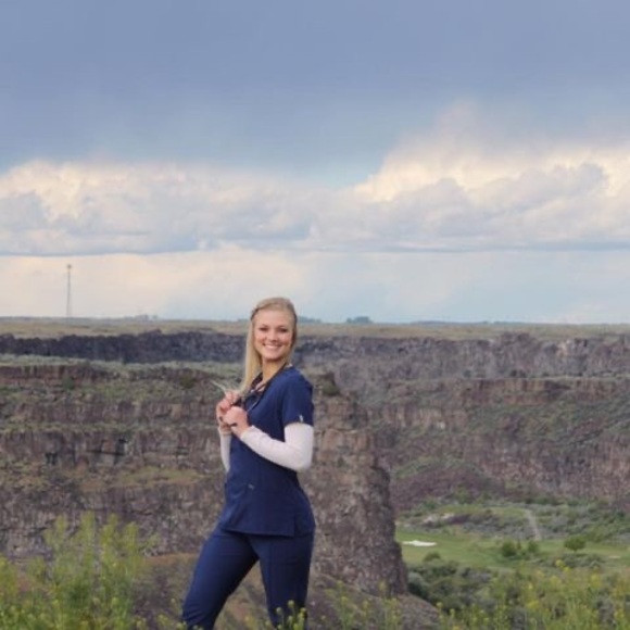 Profile Picture of Cassandra Beer (@cassandra_beer) on Poshmark