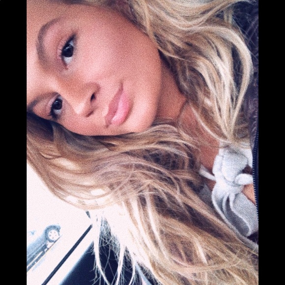Profile Picture of Caroline Brown (@carolinebrownn) on Poshmark