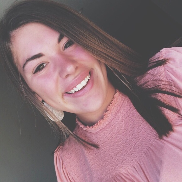 Profile Picture of Emma Hueser (@emhueser) on Poshmark