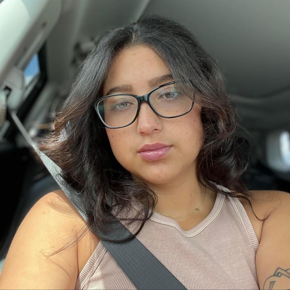 Profile Picture of Laura Barry (@lauralida) on Poshmark