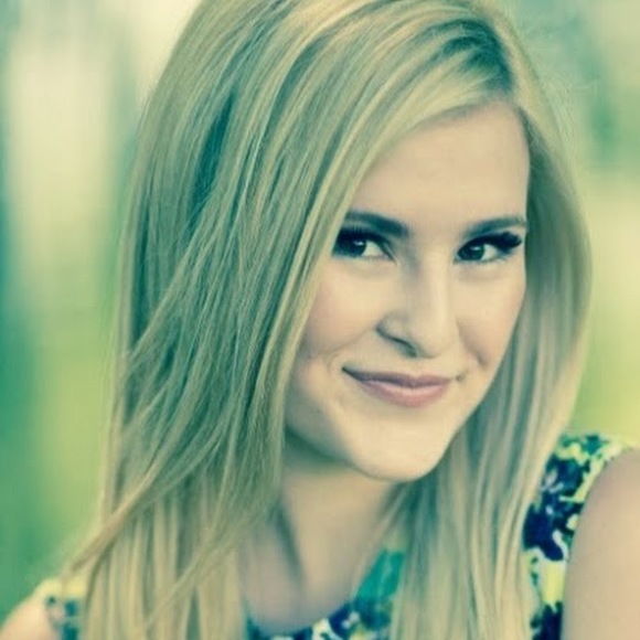Profile Picture of Anysa Clasen (@anysaclasen) on Poshmark