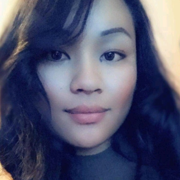 Profile Picture of Anna Saesee (@annasaesee17) on Poshmark