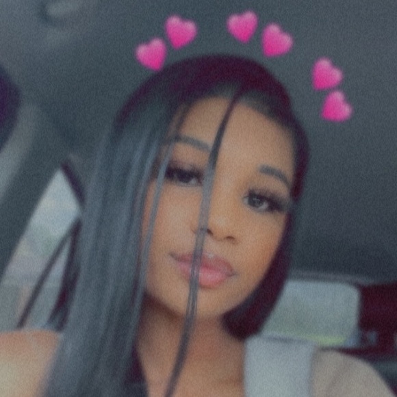 Profile Picture of Andreana Delayna (@andreana_d) on Poshmark