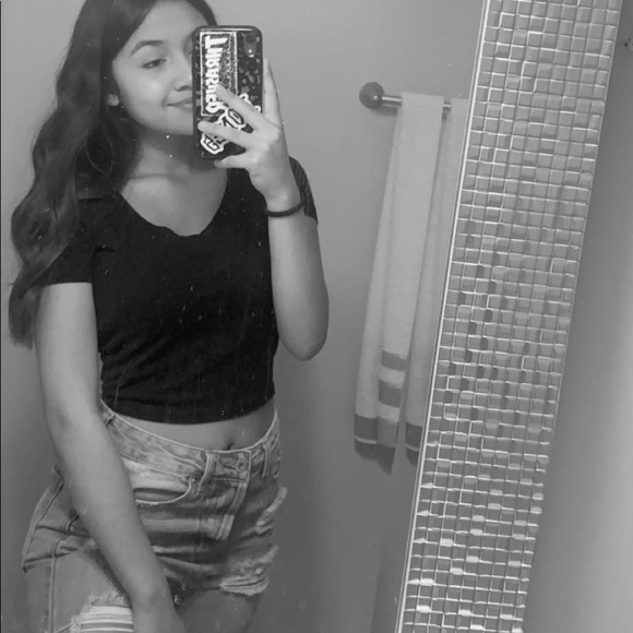 Profile Picture of Tylia Reyes (@tyliareyes) on Poshmark