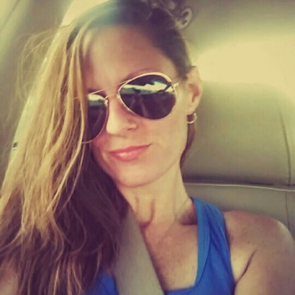 Profile Picture of Gwendalyn Fillmer (@nicholeg2) on Poshmark