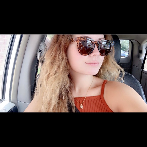 Profile Picture of Madeline Bosler (@maddyybos) on Poshmark