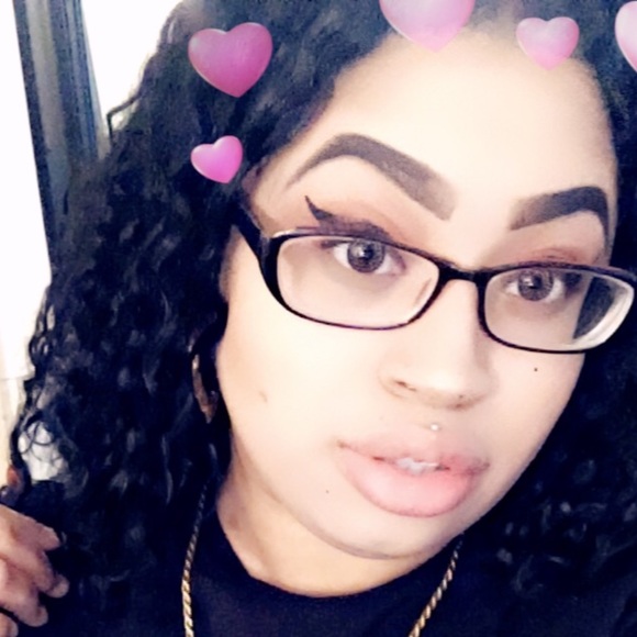 Profile Picture of Iris Robinson (@yumiecupcake) on Poshmark