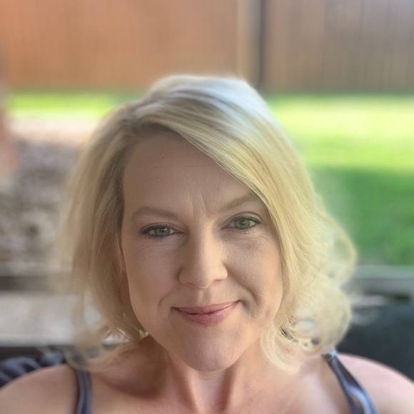 Profile Picture of Stephanie Bobinger (@stephanie327) on Poshmark