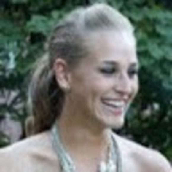 Profile Picture of Sara Groover (@sgroover0422) on Poshmark