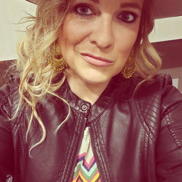 Profile Picture of Dixie Eileen (@dix_eileen) on Poshmark