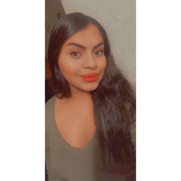 Profile Picture of Daniela Guzman (@danielaguzma022) on Poshmark