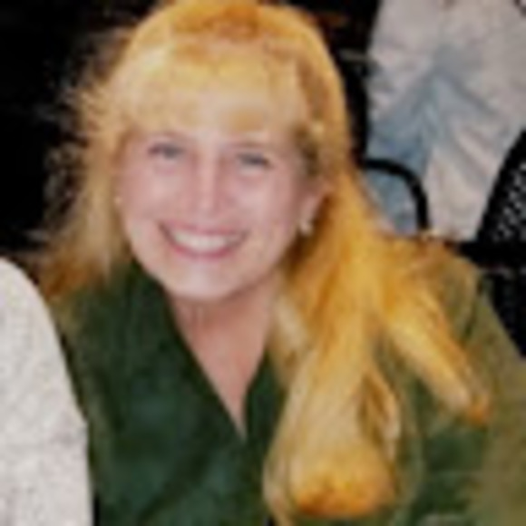 Profile Picture of Caroline Anstey (@carolinecanstey) on Poshmark