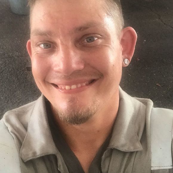 Profile Picture of Joey Hutchinson (@jooeyellis) on Poshmark