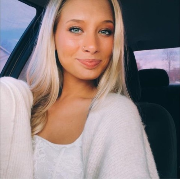 Profile Picture of Jade Kellar (@jadekellar1111) on Poshmark
