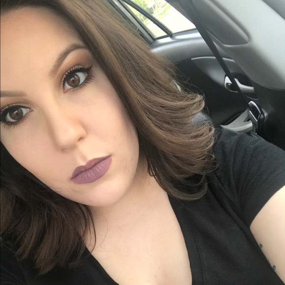 Profile Picture of Jenelle Heinitz (@jheinitz12) on Poshmark