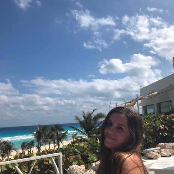 Profile Picture of Celia Dissinger (@cealscloset00) on Poshmark