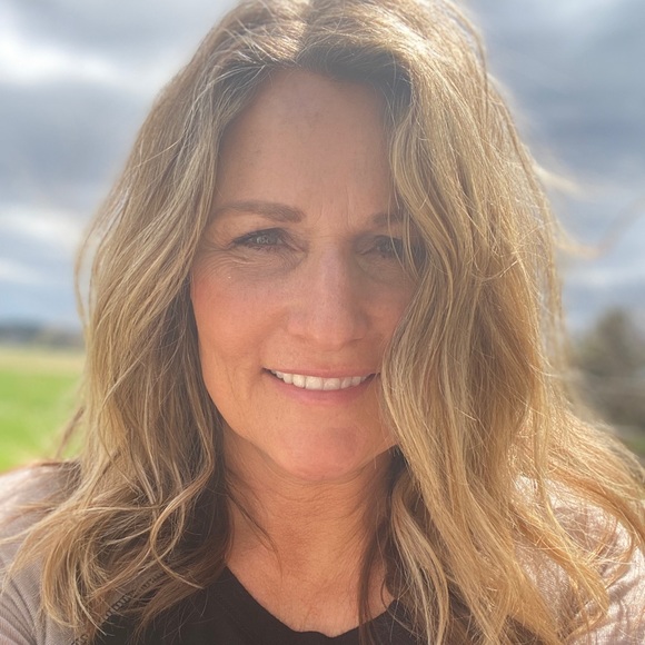 Profile Picture of Lori Borchert (@lorilodico) on Poshmark