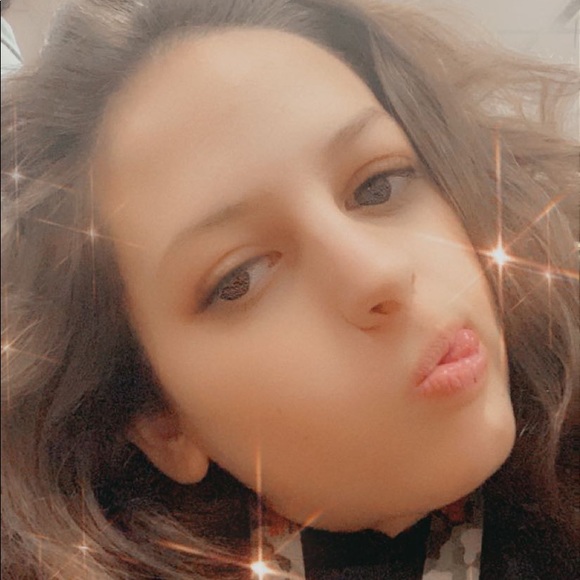 Profile Picture of Chloe Driver (@chloedriver_) on Poshmark