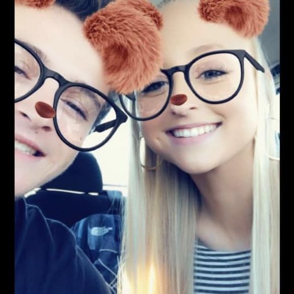 Profile Picture of Jordyn Artzer (@jordynartzer) on Poshmark