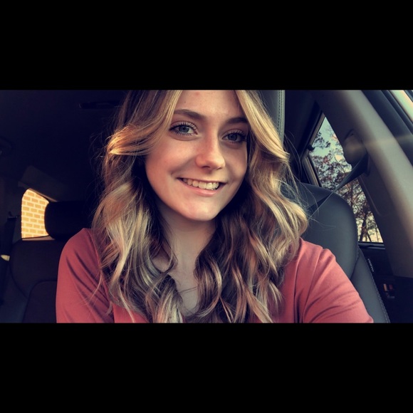 Profile Picture of Kara Becker (@karabecker013) on Poshmark