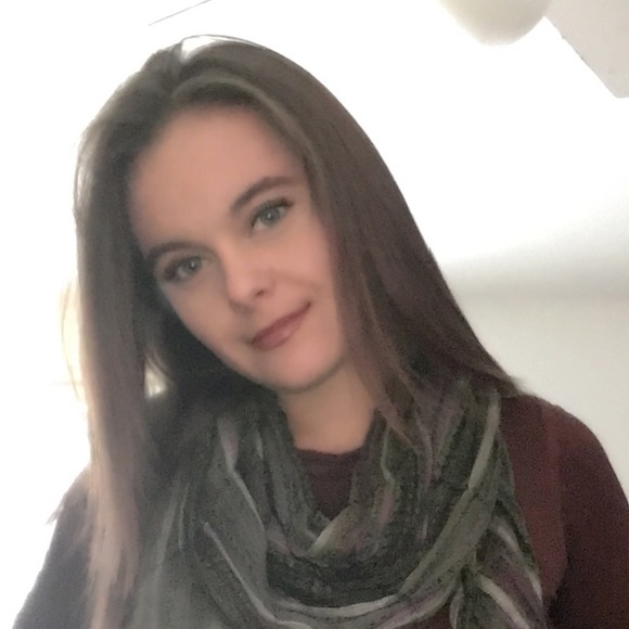 Profile Picture of Cara Milham (@carabear14) on Poshmark