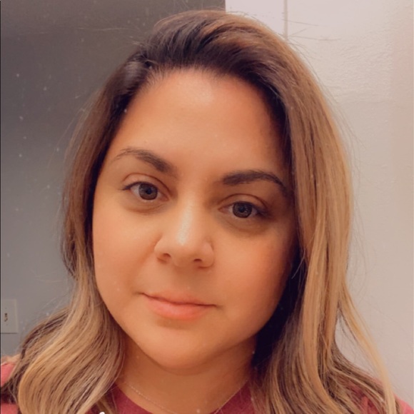 Profile Picture of Yaima Perez (@ylo2324) on Poshmark