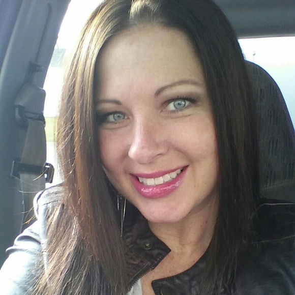 Profile Picture of Lori Mattson (@lorimattson) on Poshmark