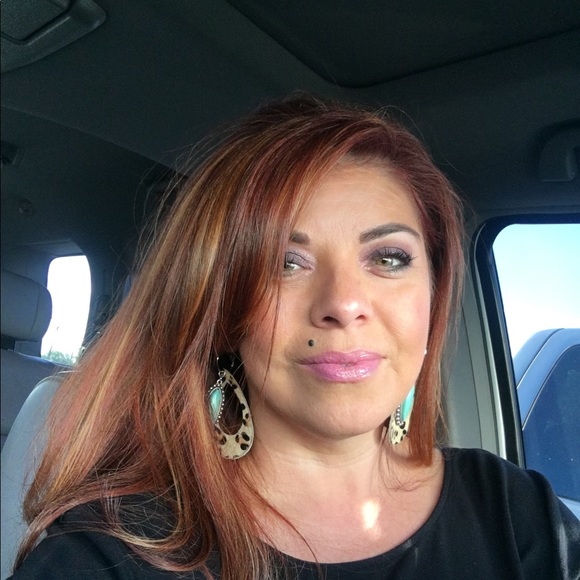 Profile Picture of Eunice Calderazzo (@encalderazzo) on Poshmark