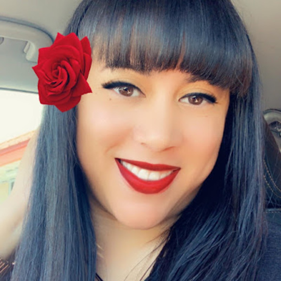 Profile Picture of Livinglavish Byalisia (@livinglavishb) on Poshmark