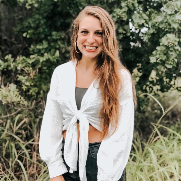 Profile Picture of Luci Arsement (@luciarsement) on Poshmark