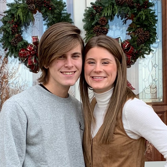 Profile Picture of Aaron Post (@ahrin_) on Poshmark